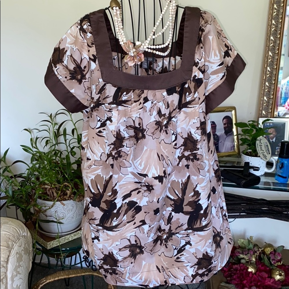 APT 9 Brown, tan and white flowered top.